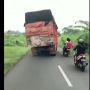 Detik-Detik Truk Senggol Bocil Naik Motor yang Tak Gunakan Helm sampai Masuk Parit, Publik: Jadi Bingung Salahin Siapa