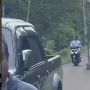 Video Viral Tiang-tiang Listrik Terpancang di Tengah Jalan, Publik: Pebalap F1 pun Ngeluh Lewat Sini