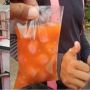 Unik! Bapak Jualan Bakso Pink Pakai Pewarna Alami Jadi Langganan Anak Kecil