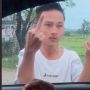 Pemuda Sok Jago Terus Acungkan Jari Tengah ke Sopir Mobil, Begitu Jendela Dibuka Malah Langsung Sungkem