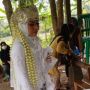 Perempuan Ini Jadi Sorotan Warga Satu Kampung Gara-gara Pakai Gaun Pernikahan ke TPS Pilkades