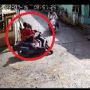 Detik-Detik Bocil Jatuh Misterius saat Naik Motor Bonceng 3 di Pertigaan, Langsung Berdiri dengan Tegap