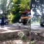 Tidak Untuk Ditiru, Aksi Pria Adang Truk, Diduga Sampai Sempat Terlindas Ban