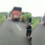 Tersebar Detik-Detik Truk Senggol Dua Bocah yang Kendarai Sepeda Motor, Keduanya Sampai Masuk Parit