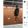 Panitia Diduga Terlambat Masukkan Pemain, Penonton Bola Voli di Trenggalek Lempar Kursi hingga Botol ke Lapangan