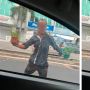 Viral Pengemis Nekat Tiduran di Aspal sampai Lempar Pot ke Mobil Gegara Tak Diberi Uang