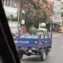 Potret Pria Berseragam Polisi Kendarai Motor Roda 3 Angkut Puluhan Galon, Publik: Kerja Sampingan dan Halal