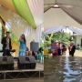 Tetap Gelar Hajatan Meski Terendam Banjir Setinggi Paha, Tamu Nekat Datang sampai Biduan Asik Dangdutan