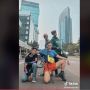 Aksi Vintha Devina Ajarkan Cara Berpose yang Baik ke Anak-Anak Citayam Fashion Week Tuai Pujian Warganet