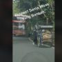 Bantu Pengayuh Becak di Jalan Menanjak, Aksi Perempuan Ini Tuai Pujian