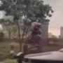 Tak Terima Kesenggol Motor, Aksi Marah-marah Supir Taksi Ini Malah Bikin Macet