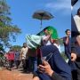 Tak Habis Pikir! Pria Pembawa Keranda Jenazah Mendadak Keluar Barisan demi Numpang Foto di Kamera Vlogger