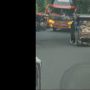 Aksi Wanita Bantu Dorong Becak di Tanjakan Banjir Pujian