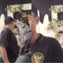 Resmi Nikah, Pasangan Pengantin Ini Dapat Kado Kambing dari Teman-temannya