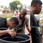 Viral, Kisah Pria Paruh Baya Berjualan Ember Keliling, Dagangan di Panggul di Atas Kepala