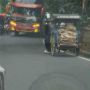 Mbak-mbak Bantu Pria Dorong Becak di Tanjakan Jalan: Calon Istri Idaman