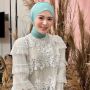 Intip 5 Potret Ayana Moon Gantikan Hijab dengan Topi dan Jaket