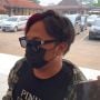 Asisten Bawakan Cemilan untuk Nikita Mirzani di Polres Serang Kota