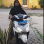 Niat Parkir Motor ke Dalam Rumah, Perempuan Ini Malah Tidak Sengaja Tabrak Teman Sendiri