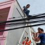 Tersengat Aliran Listrik Saat Perbaiki Genteng, 50 Persen Tubuh Pria Ini Terbakar