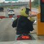 Detik-Detik Pemotor Emak-Emak Linglung aaat Lihat Portal di Jalan Tol Menutup, Mau ke Mana Bun?