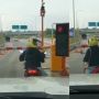 Viral Momen Emak-Emak Pengendara Sepeda Motor Kebingungan saat Tersasar Hingga Depan Palang Pintu Tol