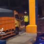 Viral Anggota Polantas Beraksi Pungli, Cegat Sopir Truk di Gerbang Tol buat Dipalak!