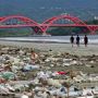 Sampah Plastik Cemari Teluk Youtefa