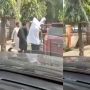 Terciduk Kamera Netizen, Aksi Sekelompok Pemuda Turun Dari Mobil Pakai Jubah, Diduga Akan Meminta Sumbangan