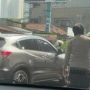 Video Viral Polwan Hadang Pemotor Lawan Arah Dengan Cara Buka Pintu Mobil, Netizen: Awalnya Garang Endingnya Melempem