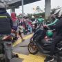Viral Pemotor Ramai-Ramai Gunakan Trotoar sebagai Jalan, Publik: Perusak Fasilitas Umum