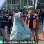Viral Emak-emak Bergamis Ikut Citayam Fashion Week