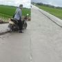 Jalanan Masih Cor Basah, Pemotor Nekat Lewat Sampai Terjebak di Tengah, Warganet: Enggak Usah Ditolong