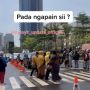 Emak-Emak Mulai Ikut Citayam Fashion Week, Netizen: Bu, Pengajian Aja Sana