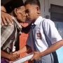 Tangis Bahagia Ayah Datangi Sekolah Putranya Demi Berikan Buku dan Uang Jajan