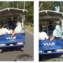 Viral Emak-Emak Santai Nikmati Perjalanan di Bak Motor Viar, Endingnya Justru Sial