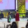 Acara Talk Show sedang Berlangsung, Ojol Ini Santai Lewat Depan Panggung