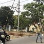 Perlintasan KA di Cengkareng Dijaga Pakai Bambu Secara Manual, Penjaga Singgung Palang Pintu Kereta Tak Jadi-jadi