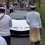 Lamborghini Aventador 'Dipukul' Mundur oleh Rombongan Pejalan Kaki di Jalan Sempit, Aksi Sopir Malah Tuai Pujian Publik