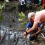 Tanam Mangrove Bareng Pelajar, Ganjar Canangkan Ekowisata Mangrove Muara Kali Ijo