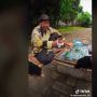 Video Viral Pria Asal Menes Pandeglang Borong Dagangan Kakek di Pinggir Jalan Banjir Pujian: Sehat-sehat Orang Baik