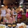 Tiga Pria Pegawai Restoran Joget Pakai Piama Seksi, Pengunjung Sampai Tak Habiskan Makanan, Warganet: Hilang Selera?