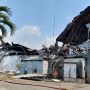 Damkar Masih Berupaya Pedamkan Api di Pabrik Pakaian Dalam Tegal Alur Jakbar
