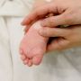 Pijat Bayi Bisa Buat Anak Cepat Jalan Mitos atau Fakta? Begini Kata Dokter Anak