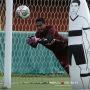 5 Fakta Blunder Konyol Rendy Oscario, Kiper Persita Dibobol PSM Makassar