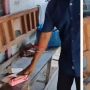 Bapak-Bapak Murka ke Kurir Usai Terima Paket, Sebut Beli HP Rp 56 Ribu Tapi yang Datang Bikin Sakit Hati