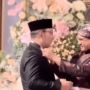 Viral Momen Anies Baswedan Betulkan Dasi Kupu-kupu Ridwan Kamil, Publik: Jakmania dan Bobotoh Harus Lihat Nih