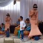Tak Patut Ditiru! Biduan Asik Nyanyi di Panggung, Bocil Laki-laki Santai Masuk ke Rok, Publik Ikut Miris