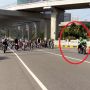Ojol Dibikin Deg-degan Usai Lihat Konvoi Moge Menghampirinya, Hanya Bisa Celingak-celinguk di Jalan