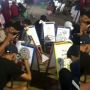 Kompak ke Pasar Malam, Geng Cowok Ini Mewarnai Bareng